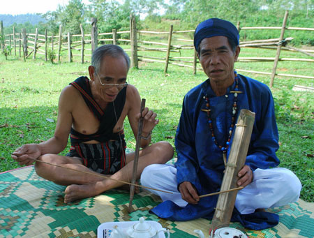 Lắng nghe âm thanh từ chiếc đàn Gơrưna của người Cơ Tu